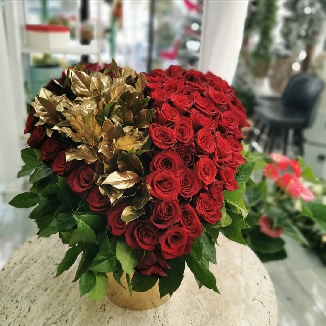 Luxusný svadobný aranžmán s červenými ružami a zlatými listami - Kvety u Guru Dubnica