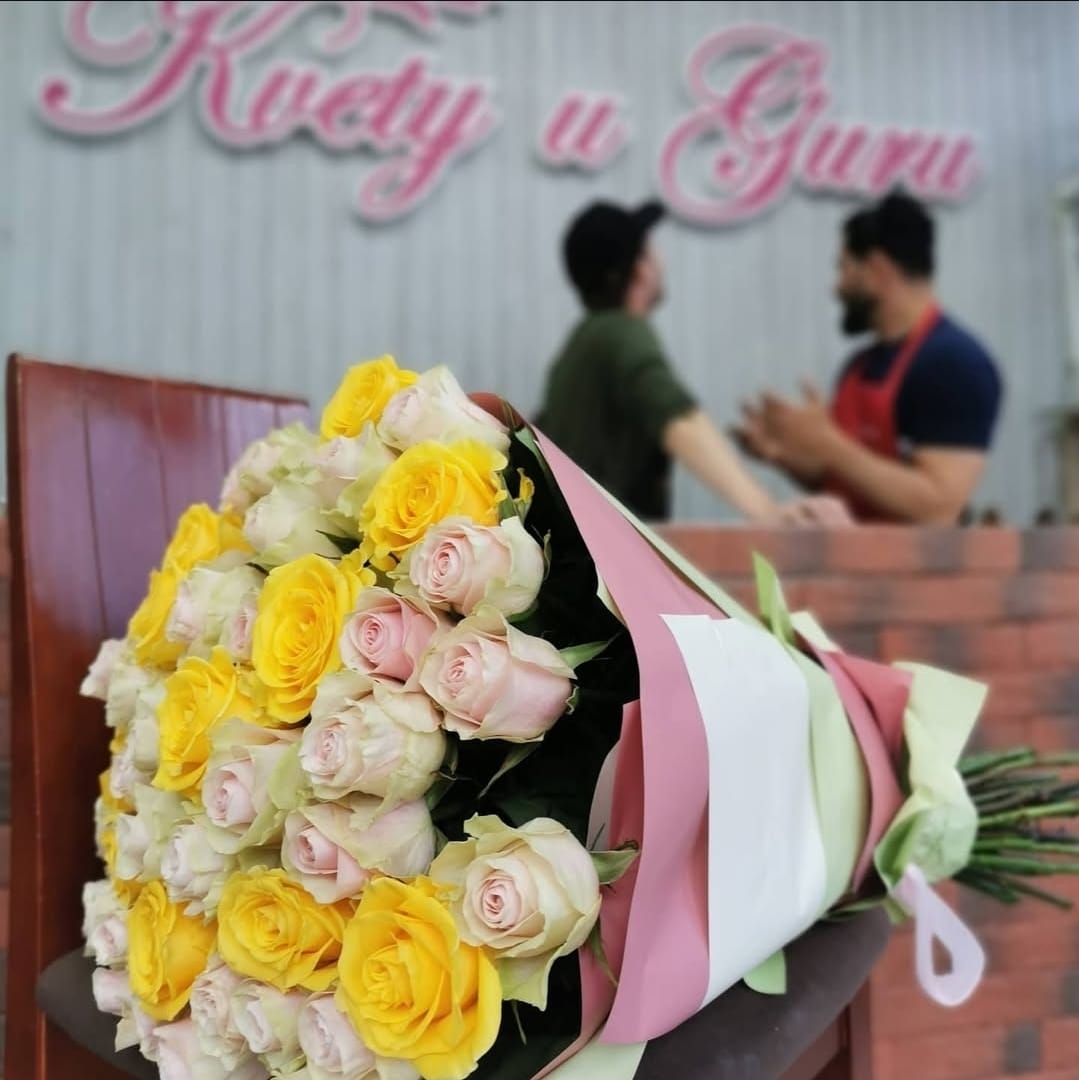 Čerstvá viazaná kytica zo žltých a ružových ruží - kvetinárstvo OC Astra